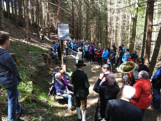 Pfarrer Franz Rechberger segnete das renovierte Wegkreuz am Waldbacher Galgenriegel