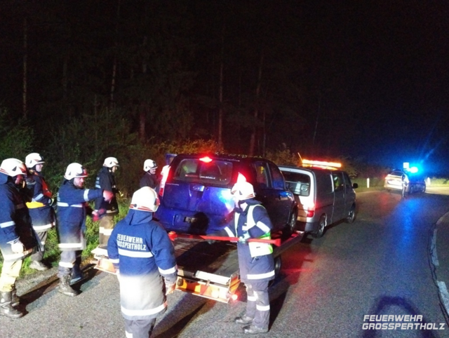 Die FF Bad Großpertholz barg das von der Straße abgekommene Auto der 56-Jährigen.