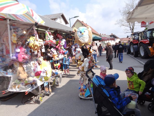 Traditionelles Kirtagstreiben entlang der Straßen im Lichtenauer Ortszentrum. Foto: Richard Rauscher.