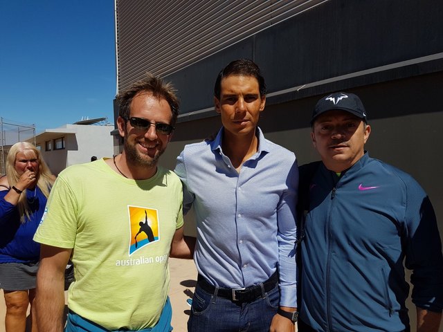 Stolz nahmen Trainingslager-Organisator Christian Klemenjak und Mannschaftsführer Strauß Ferdinand Superstar Rafael Nadal in ihre Mitte und tauschten dabei einige wertvolle Tipps aus. „Ob Rafa mit unseren Tipps was anfangen wird können sei dahingestellt“, schmunzelten beide und zeigten sich beeindruckt von dem sympathischen Mallorciner.