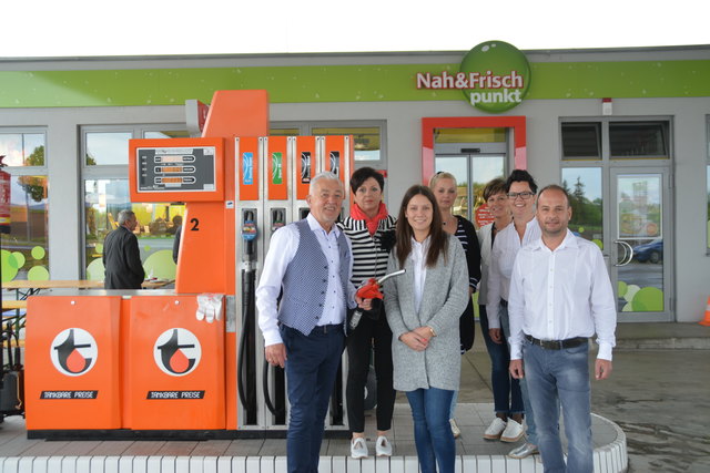 Das "Nah & Frisch Punkt"-Team Jabing begrüßt seine Kunden mit tankbaren Turmöl-Preisen.