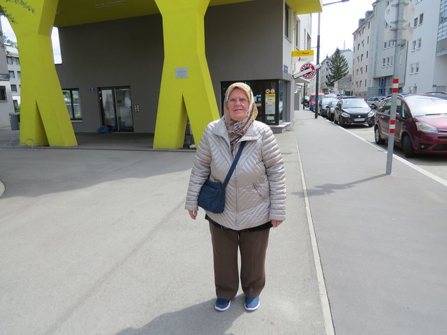 Kateba Mulalic muss rund eine Stunde Fußweg bewältigen, um ihr Geld abholen zu können.