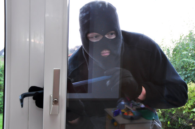 Der Täter verschaffte sich durch ein Fenster Zugang ins Firmengebäude.