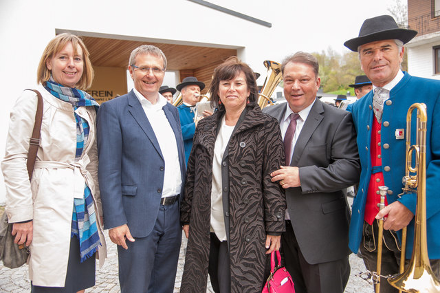 Von links: Vizebürgermeisterin Annemarie Obermüller, Bürgermeister Christian Denkmaier, Landesrätin Birgit Gerstorfer mit ihrem Mann und Musikvereinsobmann Reinhard Deibl.