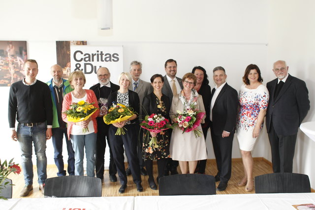 Bedankung an SpenderInnen und Sponsoren des Caritas Mutter Kind Hauses: Matej Hargas, Josef Wenda, Renate Eigner, Pfarrer Karl Höller, Nina Schöbinger, Franz Ortner, Karin Thallauer, Caritasdirektor Hannes Ziselsberger, Petra Fischer, Irene Schogger, Landesrat Maurice Androsch, Regina Bannwarth-Hallach, Generalvikar Eduard Gruber.
