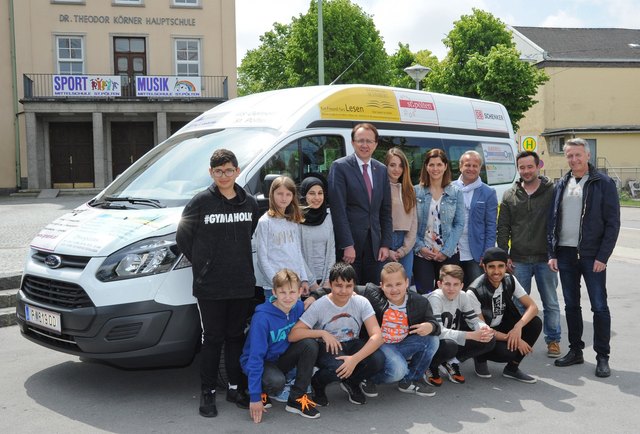 Bürgermeister Matthias Stadler, Schulamtsleiter Andreas Schmidt und Schuldirektor Reinhard Binder testeten den neuen Bus bereits bei einer ersten Ausfahrt mit den SchülerInnen der Sportmittelschule.