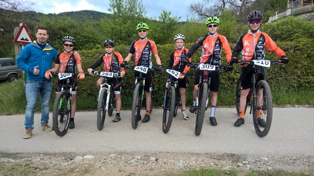 Betreuer Philipp Kerschbaumer mit den erfolgreichen Bikern des BORG Hartberg.