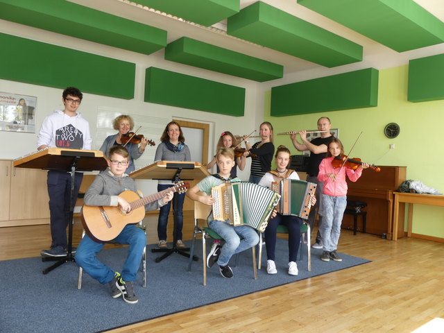 Ein Volksmusikensemble der Musikschule Vorau mit ihren Musiklehrerinnen und –lehrern im neu gestalteten Volksmusikraum