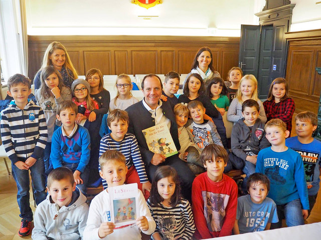 Die Kinder rund um Bürgermeister Christoph Stark (M.) freuen sich auf eine "lesereiche" Woche in Gleisdorf.