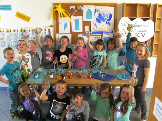 Die Kindergartenkinder des Städtischen Kindergarten Bärnbach bemalten ihre Stölzle-Wassergläser.