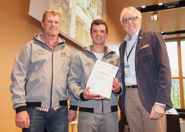 Sieger Johannes Stockklauser (Bildmitte) mit Ferdinand Eder (Salzburger Seilbahnwirtschaft, re.) und mit Christian Oberlader von den Leoganger Bergbahnen.