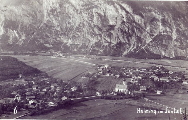 Haiming um 1930. Die Aufnahme zeigt die Ortsteile „Steigge“ (links), Dorf (Mitte) und Magerbach mit Brücke im Hintergrund.