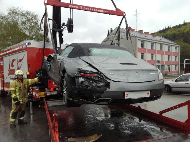 Ein Mercedes SLS AMG war bei regennasser Fahrbahn ins Schleudern geraten.