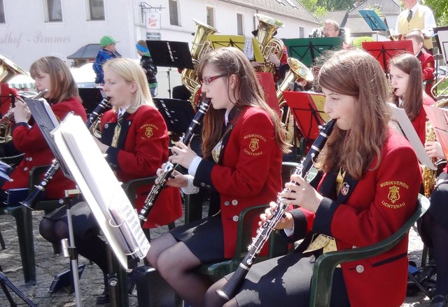 Der Musikverein Lichtenau konzertiert auf der Freilichtbühne am Hauptplatz. Foto: Richard Rauscher.