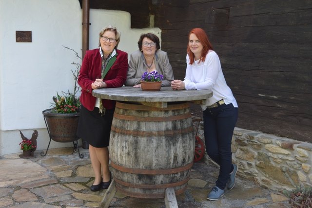 Landesbäuerin Gusti Maier, Bezirksbäuerin Grete Auer und Herta Eisenberger vom Zehenthof.