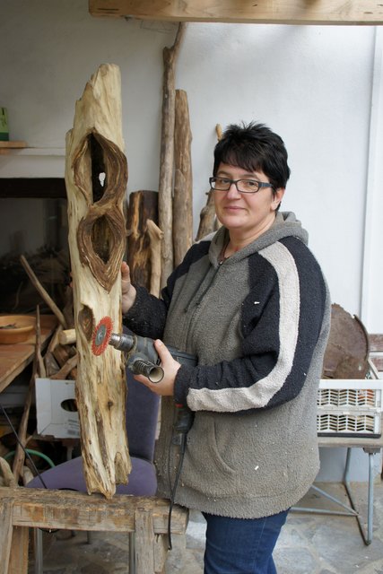 Vera Walchshofer macht aus Treibholz schöne Skulpturen.