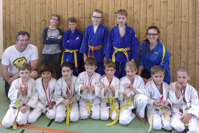 vorne: Laurin Sulzbacher, Yuma Zauner, Arthur Kalser, Valentin Fürst, Nicolas Combe, S. H., Bastian Schinkel, Alfred Mayerhofer
hinten: Jochen Schinkel, Mathias Combe, Rene König, Noah Melcher, Jan Schinkel, Michaela Maier