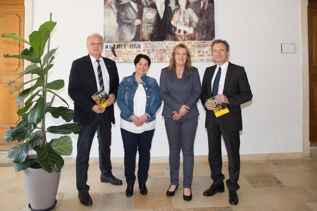 Bürgermeister Reinhard Resch, Vize Wolfgang Derler, Krems-Tourismus-Chefin Gabriela Hüther und Pia Hartl.