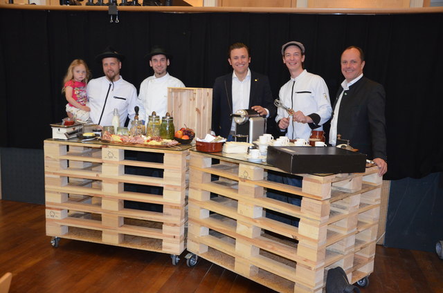 Das Genusshandwerk-Team Felix Allmer, Kurt Prettenhofer, Horst Schafler und Simon Pangerl mit Bürgermeister Christoph Stark bei der Vorstellung im forumKloster.