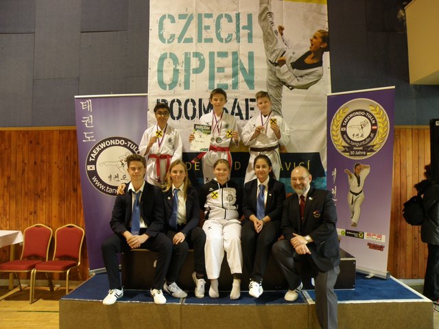 v.l.n.r. sitzend: Savo Kovacevic, Margit A. Danek, Magda Brandl, Maryam Adib-Shaybani, Dietmar Brandl
v.l.n.r. stehend: Filip Stöberl, Nicolas Walzl, Oliver Danek