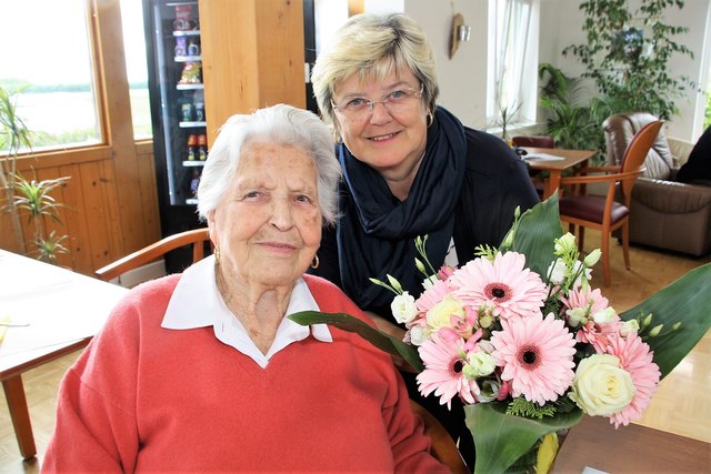 Bgm. Ursula Rauch gratuliert Theresia Moschitz zum 97. Geburtstag