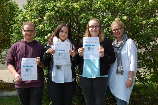 Maximilian Fuchs (li.), Sarah Jambrits, Michelle Gruber mit Englischlehrerin Ulrike Gager.
