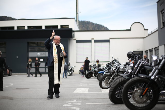 Stadtpfarrer Thomas Bergner segnete die Bikes für die kommende Saison.
