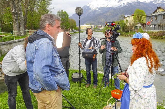 Servus TV-Dreharbeiten beim Altarm der Traun in Kaltenbach mit Kräuterfee Katarina.