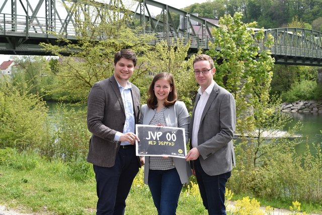 JVP-Landesobfrau Claudia Plakolm mit Bezirksobmann Thomas Weichselbaumer (re.) und Stadtobmann Ludwig Vogl (li.).