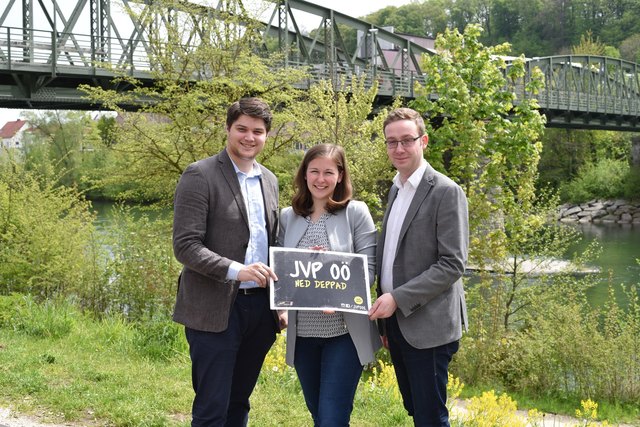 JVP-Landesobfrau Claudia Plakolm mit Bezirksobmann Thomas Weichselbaumer (re.) und Stadtobmann Ludwig Vogl (li.). | Foto: JVP