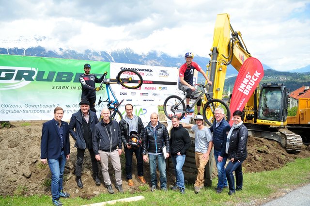 Spatenstich für Crankworx: Bgm. Hansjörg Peer, Karl Gostner, Romuald Niescher, Georg Spazier, Werner Millinger, Crankworx-Manager Darren Kinnaird, Streckendesigner Tom Hey, Bgm. Josef Singer und Karin Seiler-Lell (v.l.n.r.) – hinten die MB-Profis Andre Vögele (li.) und Tom Öhler