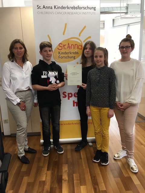 Mag.Andrea Prantl Leiterin PR und Spendenbüro St. Anna Kinderkrebsforschung, Eric Stradner, Ratschermeisterin Lilly Stradner, Victoria und Sophie Sappert .
