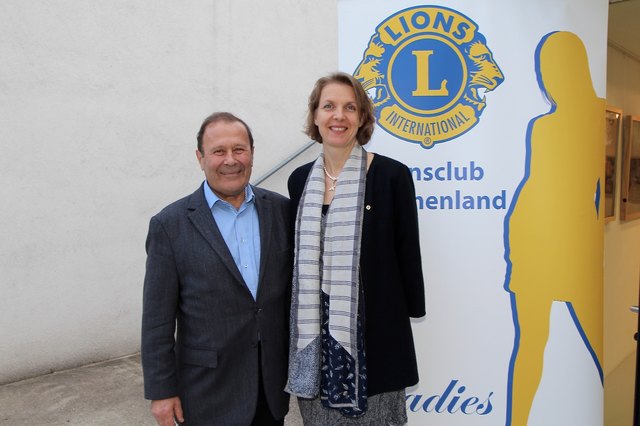 Ferdi Besim mit LC-Präsidentin Michaela Böhm.