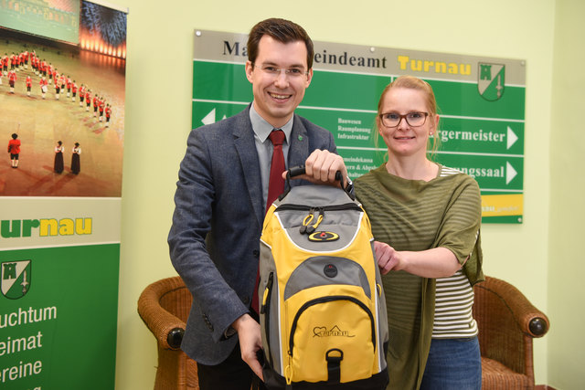 Babyrucksack für neue Erdenbürger in Turnau: Bürgermeister Stefan Hofer mit Sozialreferentin Petra Schäffer.