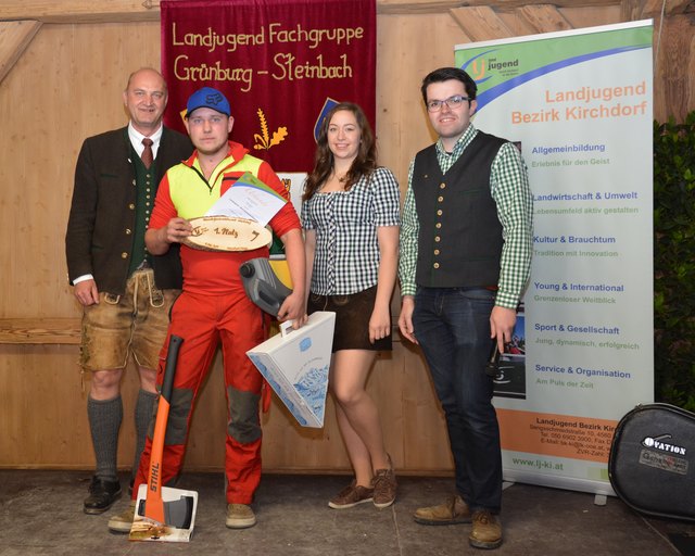 Bürgermeister Christian Dörfel, Bezirkssieger Albert Hohenbichler, Landjugend-Bezirksleiterin Stefanie Almhofer und Bezirksleiter Herbert Strassmair (v.li.).