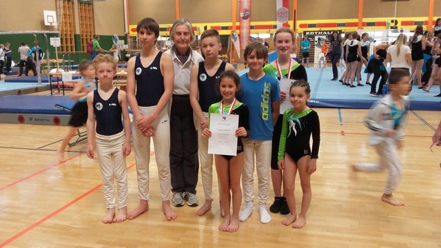 Turner/innen Jonas Pichler, Felix Sperl, Timo Göbhart, Julia Offenhuber, Mario Offenhuber, Carina Kirchmaier, Patricia Prodan mit ihrer Trainerin Edith Lindlbauer