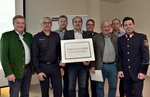 Sicher in der Region: Die Schöcklland-Bürgermeister machen gemeinsame Sache mit Günther Haas (2.v.l.), Manfred Pfennich (4.v.r) und Markus Lamb von der Polizei.