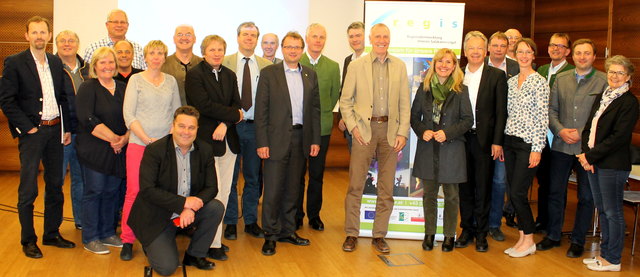 REGIS-Obmann Bürgermeister Alexander Scheutz (7. von rechts) und REGIS-Geschäftsführerin Rosa Wimmer (8. von rechts) mit Mitgliedern von "Regionalentwicklung Inneres Salzkammergut".