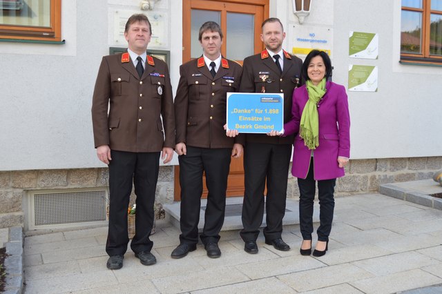 Feuerwehrkommandant Günter Miedler, Feuerwehrkommandant Klaus Mahler, Feuerwehrkommandant Johannes Müllner mit LA Margit Göll.