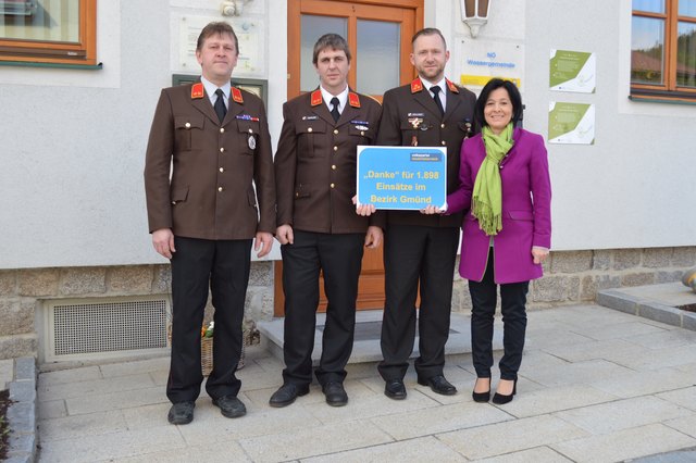 Feuerwehrkommandant Günter Miedler, Feuerwehrkommandant Klaus Mahler, Feuerwehrkommandant Johannes Müllner mit LA Margit Göll. | Foto: privat