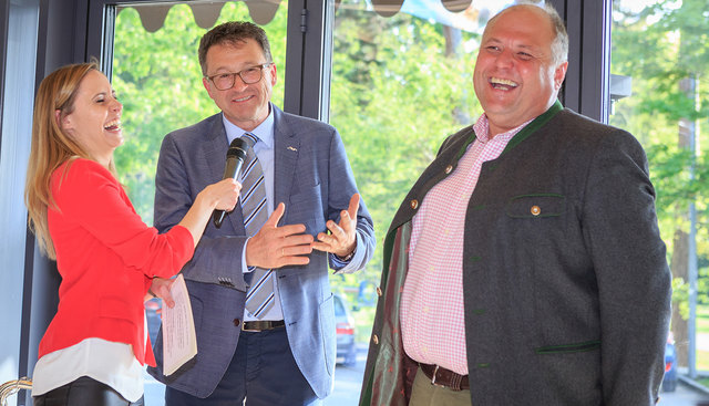 Bürgermeister und Winzer Josef Schmid (re.) und Freund Othmar Seidl hatten beim Interview mit Margit Laufer
sichtlich Spaß.