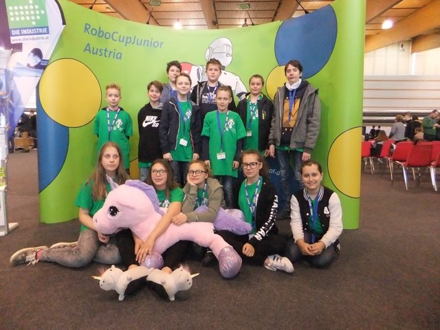 Die Schüler der NMS beim Robocup-Bewerb in Weiz. | Foto: KK