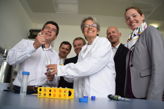 Im Mietlabor experimentiert: Bürgermeister Peter Eisenschenk, Alexander Pretsch, Manfred Taschner, Landesrätin Petra Bohuslav, Claus Zeppelzauer und Angelika Weiler.