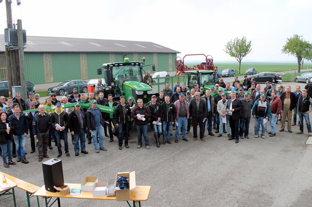 Zahlreiche Landwirte überzeugten sich beim Feldtag des RLH Absdorf-Ziersdorf von den Leistungen des GreenSeeker.