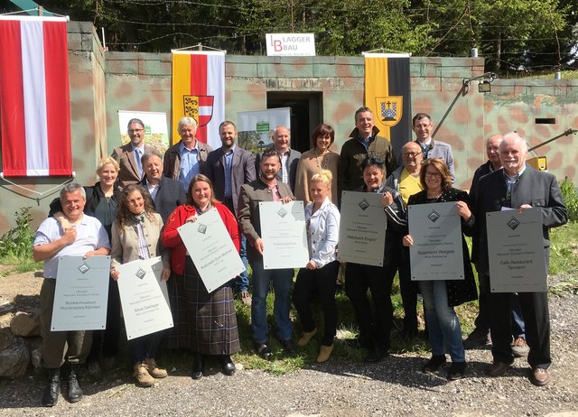 Im Naturpark Dobratsch wurden die acht neuen Partnerbetriebe ausgezeichnet | Foto: Büro LR Darmann