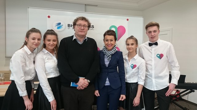 Philipp Muth, Tanja Bjelosevic, Anita Jakupovic und Kathrin Kruselburger mit Betreuer Manfred Kravanja.