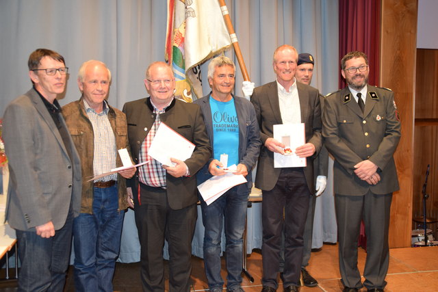 Goldene Verdienstmedaille, Blutspendedienst: Dr. Harald Schennach (Blutspendedienst), Johann Kolp, Herbert Hainz, Hubert Frizzi, Andreas Walser, Fähnrich Daniel Knabl und Bezirksstellenleiter Dr. Christian Klimmer.