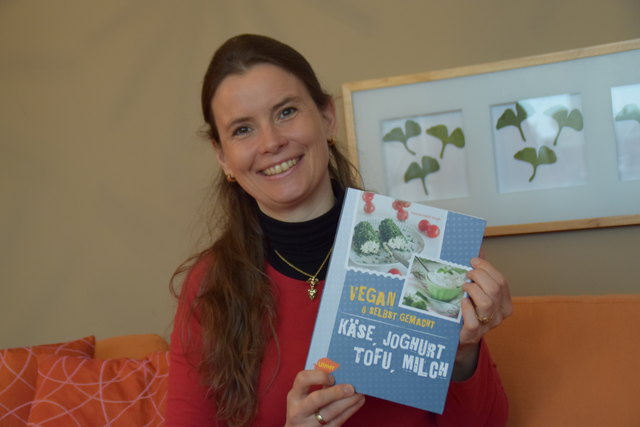 In ihrem neuesten Kochbuch erklärt Yvonne Hölzl-Singh wie vegane Milchprodukte selbst gemacht werden können.