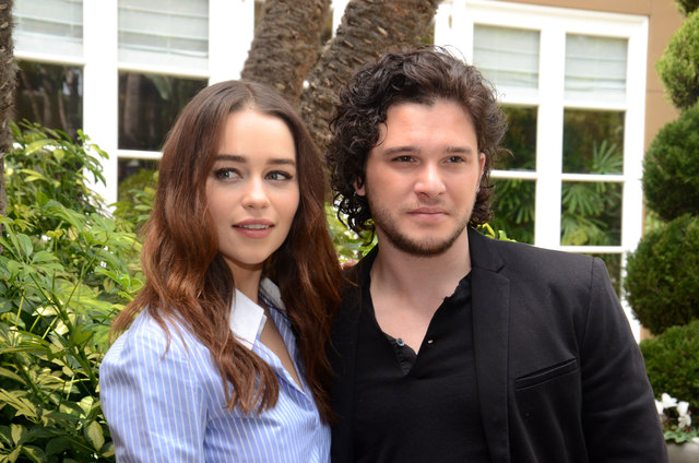 Will Emilia Clarke von Game of Thrones den Gerüchten um eine angebliche Beziehung mit Kit Harington endlich ein Ende bereiten? | Foto: ©AVTAFAMOUS