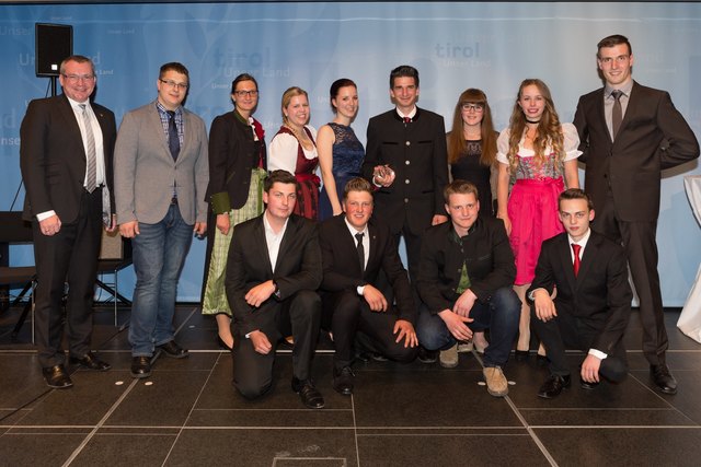 Arbeitslandesrat Johannes Tratter mit den zwölf Lehrlingen der Monate Januar bis Dezember 2016.